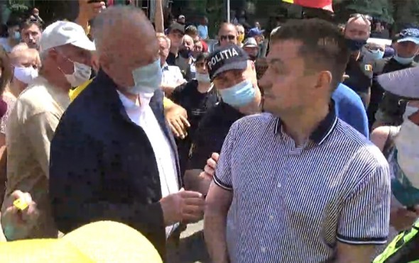 Protestul de la CEC: A venit și Veaceslav Platon, dar a fost huiduit și alungat